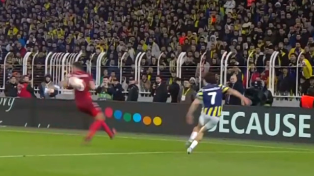 F.Bahçe-Sevilla maçında çıldırtan hakem yönetimi! Net penaltıyı 5 dakika incelediler