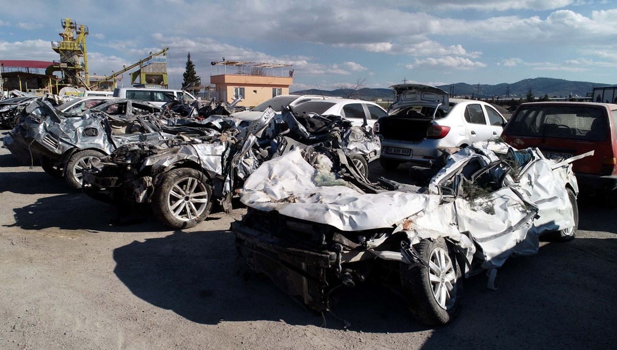 Depremde binlerce araç da hasar gördü