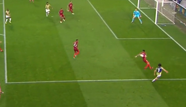 F.Bahçe-Sevilla maçında çıldırtan hakem yönetimi! Net penaltıyı 5 dakika incelediler